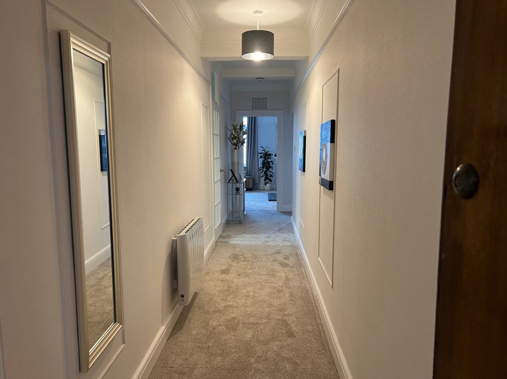Lot: 115 - GROUND FLOOR FLAT - Inner hallway of flat
